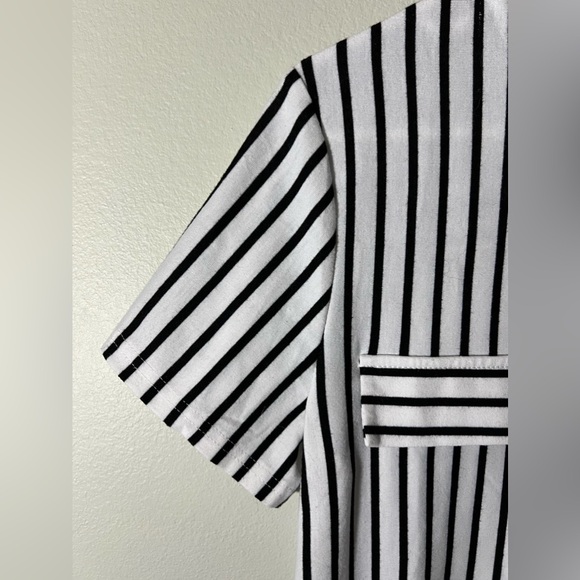 Like NEW: Simplefun Black and White Short Sleeve Zipper Top! Size medium. - Picture 5 of 12